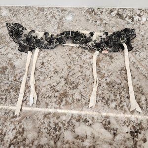 Victoria's Secret lace garter belt NWT Size M/L